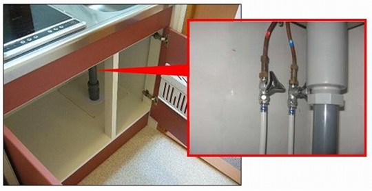 Dependendo do tipo de apartamento, há válvulas também localizadas embaixo da pia da cozinha